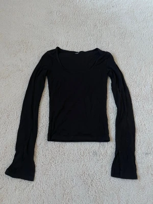 Combo toppar från Gina Tricot  - Fina långärmade toppar med en slit där vid armen, som var trendiga för något år sen. Både i svart och vit! Den vita är lite skrynklig men kan strykas om man nu vill köpa.