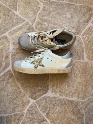 Golden goose - Säljer ett par snygga skor i storlek 38. De är köpta här på plick och är i väldigt bra skick.   Hör av er vid några funderingar 😊