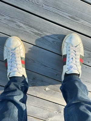 Gucci ace skor - Säljer dessa Gucci skorna då jag har tröttnat på dem. Skorna är i dåligt skick och har hål på undersidan men de går och fixa.