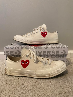 CDG Converse - Säljer mina cdg skor som är i storlek 42,5, de är nästan helt nya och bara använts cirka 10 gånger men är lite smutsiga har dock inte orkat tvätta dom men tvättar du dom kommer de garanterat se nya ut! Skorna är köpta från NK För 1700kr (har inte kvar kvitto)