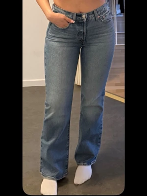 Levi's blåa jeans (raka). - Säljer dessa sjukt snygga Levi’s jeans i storlek 27x30 pga för stora då jag råkade beställa fel storlek… Tyvärr drog jag loss lapparna för snabbt (eftersom jag trodde det var min storlek). Jeansen är alltså använda endast en gång! Jag är 163 cm. Kan tyvärr inte returnera de heller så jag provar att sälja de vidare för en billigare peng! Köptes för 1 220 kr, säljes för 850! 