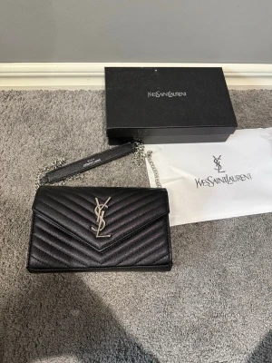 YSL väska	 - Säljer nu denna väldigt fina saint laurent dam väskan. Allt på bilderna ingår. Hör av er vid funderingar!