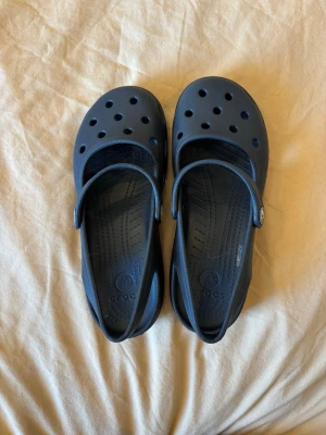 Svarta Crocs ballerina  - Svarta Crocs i Mary Jane-modell, storlek W6 Lätta och bekväma, enkla att använda till vardags. I fint skick med lattare slita