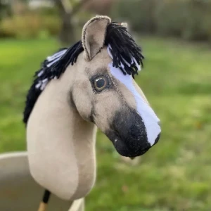 Käpphäst handgjord  - Denna häst heter Miro.Han är lika stor som ett A4 papper ungefär .💖 han är en bra tävlings häst !🐴 .Man får med en grimma och ett grimskaft som är lila 💜. BRA SKICK!