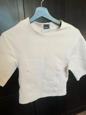 Beige kortärmad tröja från Gina Tricot - Helt ny!