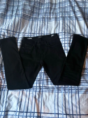 Jack & Jones jeans  - Ett par riktigt snygga Jack and Jones jeans i modellen slim Glenn. Är svarta och är i storlek W27 L30. Är i riktigt bra skick och har bara använts två gånger. Priset går att diskutera. Om du har några frågor eller funderingar så är det bara att skriva.