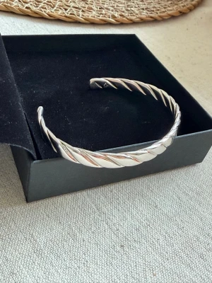 Alexander Lynggard bangle  - Helt nytt endast testad. Äkta silver inköpt förra veckan. Kvitto o kartong finns. Storlek går att justera från 16-20cm. Nypris 2379;- med rabatt utan 4790:- 