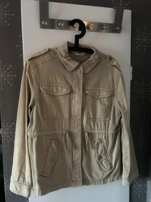 Grön jeansjacka  - Grön jeansjacka med 4 fickor och två snören. Den är från h&m och är inte andvänd så ofta