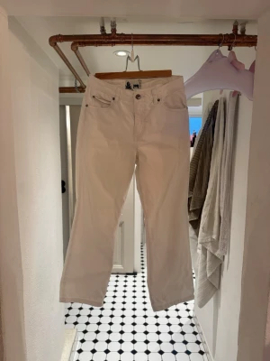 Vita jeans - Säljer ett par super snygga vita jeans. De har tyvärr en liten fläck nere vid benen men ingenting man tänker på, går säkert bort om man skrubbar lite 🙂Står att storleken är 40 men skulle snarare säga att det är en 38 (M). Bara att skriva vid frågor, prisförslag tas emot 🥰