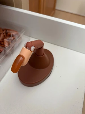 Övningshand för nageldesign  - Säljer en övningshand för nageldesign med rörliga leder och utbytbara fingertoppar. Perfekt för att träna på nageltekniker och dekorationer. Setet innehåller flera lösa nageltippar och tre extra fingrar. Säljer denna för jag inte har användning för den något mera. Använd ca 10 st naglar, så ca 90 st finns kvar.