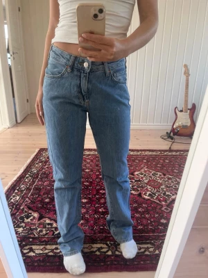 Blå raka jeans från BikBok - Endast använda fåtal gånger. Storlek 25 i midjan och 32 i längden.