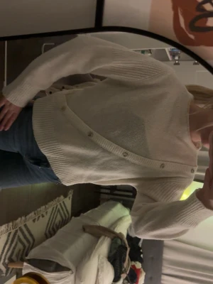 Vit stickad tröja med knappar - Snygg tröja från designbysi- storlek M/L- jag är 165 för referens skulle snarare säga xs/s! . Lite sminkfläckar- se bild 3, men går säkert bort i tvätten men utöver det inga defekter! 🥰🥰🥰🥰 har ett linne under som syns igenom eftersom tröjan är relativt tunt stickad och när man bär mörka kläder syns det igenom! 