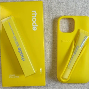 rhode skal + liptint - Skal+Liptint+box följer med! passar iphone 13/14/15. helt nytt oanvänt! Lemontini 💛