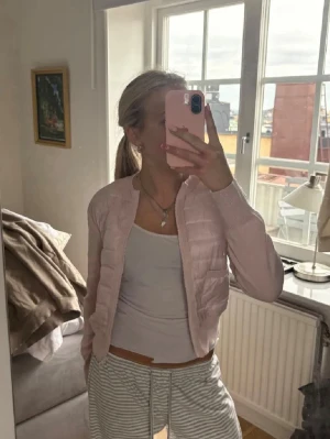  cardiganjacka - Säljer en ljusrosa cardiganjacka som aldrig kommit till användning ( nytt skick) den har hängt i garderoben ett tag där att den är skrynklig. Passar mig perfekt som är 162cm och vanligtvis har XS och även S. Storlek 158/164 på jackan. 