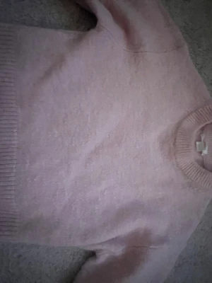 Ljusrosa stickad tröja - En super fin rosa stickad tröja från Gina men hittar inte den på hemsidan, har andvänds några få gånger(runt 3/4 gånger, passar till alla outfits, i storlek 146,152