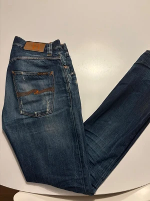 Nudie Jeans  - Snygga jeans från Nudie i storlek 30/34. Modellen heter Grim Tim. Jeansen är i mycket bra skick! Köparen står för frakt. Skriv vid funderingar. 