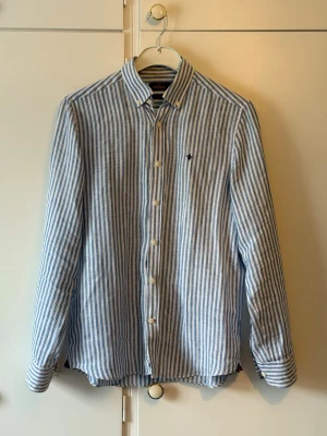 Randig linneskjorta Morris - Randig Morris linneskjorta. Mycket bra skick. Storlek S. Perfekt för våren och sommaren! Är 180cm och väger 63kg. Skicka gärna bud!