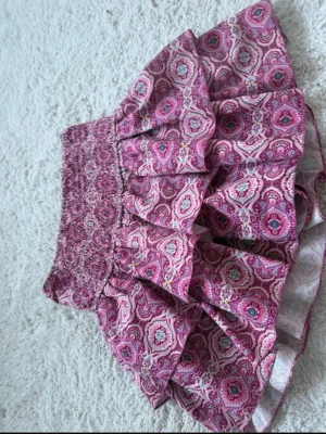 Mönstrad kjol / Wzorzysta spódnica Meet Me There – XXS/XS, Nästan ny - Superpopulär mönstrad kjol från Meet Me There 💖 Säljes eftersom den tyvärr inte passar och nästan aldrig används. Kjolen har inbyggda byxor under, vilket gör den både snygg och bekväm. Passar strl XXS/XS och sitter superfint, perfekt för sommar, fest eller vardag när du vill känna dig extra chic ✨  Skick: Mycket bra skick, använd nästan aldrig Material: Lätt och luftigt tyg, med bekväma inbyggda byxor Säljes då den inte kommer till användning 💖  ⸻ Rökfritt hem 🚭 Inga djur 🐾 Pris kan diskuteras v