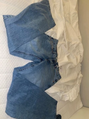 Snygga jeans  - Lågmidjade bootcut jeans från Gina tricot. Helt oanvända då jag köpte fel storlek. Slits längst ner som gör att det lägger sig snyggt över skor.