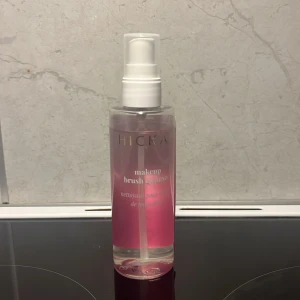 Hickap makeup brush cleanser 100 ml - Makeup brush cleanser från Hickap i 100 ml. Endast testat en gång, mängd kvar enligt bild.