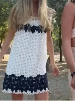 Spets klänning från Zara  - Suuuper snygg spets klänning med detaljer från Zara i storlek S , aldrig använd därav i nyskick ☺️tryck gärna på köp nu  