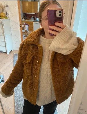 Brun teddyjacka  - Mysig brun teddyjacka med två stora bröstfickor och krage. Super söt!!!