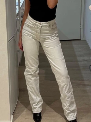 Ljus/Ljusblå Jeans - förkortad för att passa 155 cm. Motsvarar storlek xs