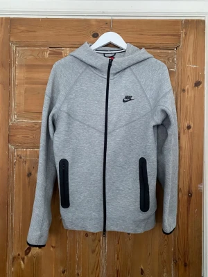 Nike tech fleece  - Säljer den här Nike tech koftan kommer i fukt skick och är i storlek S  kom gärna fram med bud.