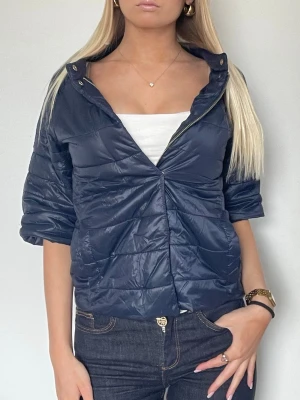 Marinblå hernolikande jacka  - Följ för likande! Herno liknande jacka med trekvartsärm, krage och knappar. Perfekt nu till våren! Storlek S i mycket fint skick! Tryck köp nu! TK-0073