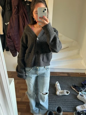 Mörkgrå stickad kofta - Jätte skön stickad kofta💕 bara använd fåtal ggr.