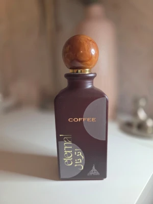 Eternal Coffee Paris Corner - Unik parfym från Eternal med doft av kaffe. Perfekt för dig som gillar varma, djupa dofter. SE bild för innehåll, sparsamt använd.