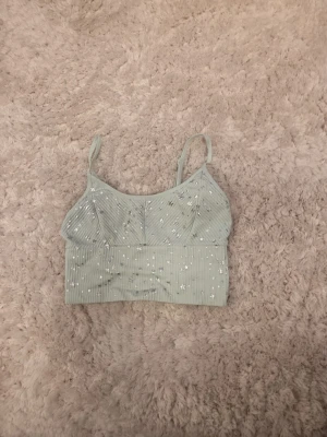 Victorias secret sport topp! - En supersnygg turkos sport top från Victoria secret! Den är jättebekväm och är från Victorias secrets kollektion Pink active. Den är storlek xs men är ganska stretchig. Den har inga defekter! Priset går att diskutera💖
