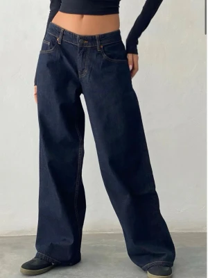 low waist baggy jeans - Säljer dessa ”Roomy Extra Wide Low Rise Jeans In Indigo” från Motel Rocks.
