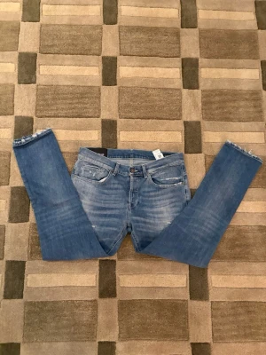 Dondup george skinny fit. - Nyaste modellen av dondup george. Snygga slitningar som är riktigt stilrena och snygga att ha. Kontakta vid frågor eller funderingar!