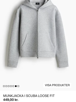 Grå hoodie med dragkedja - Loose fit grå hoodie med dragkedja framtill och två snedställda fickor. Zip i storlek S man. Mjuk och tjockt material, perfekt för chill dagar. Luva med bred passform och ribbade muddar på ärmar och nederkant. Enkel och stilren design som funkar till det mesta. Från HM för män, men jag som tjej 160cm älskar att ha den som over size myströja💞