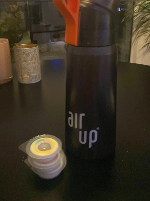 Air up vattenflaska. - Inklusive tre st poddar med smak av Lemon-Lime soda, Peach och Gummy bear. 