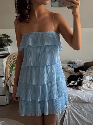 Blå volangklänning  - Jättesöt och perfekt till andras studenter! 