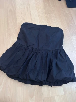 Topp - Snygg svart topp!!