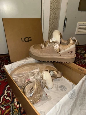 Ugg lowmel sand 39 - Ugg lowmel sand 39 oanvända med kvitto. Säljs för endast 1000kr
