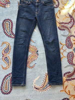 Mörkblå Nudie jeans - Slim jeans från Nudie i väldigt fint skick.