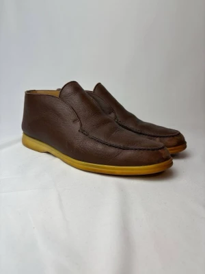 Loro Piana openwalk - Säljer dessa sjukt snygga Loro Piana openwalk i läder! Dom är i fint skick! Storlek 40 passar större minst 41! Perfekta skor till våren!