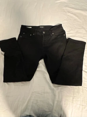 Jack & Jones jeans - Säljer nu dessa fräscha svarta jack & Jones jeans i storlek 29/30 som är i bra skick! Skriv till mig om ni har några som helst funderingar kring jeansen!⭐️🍾🤝