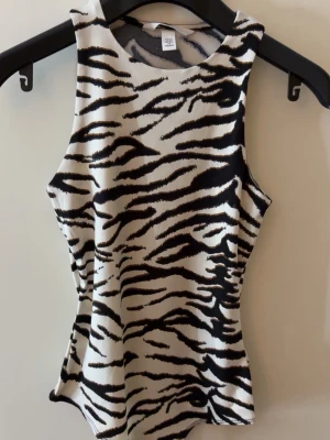 H&M body  - Body från H&M i ett zebra mönster 