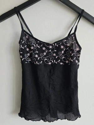 Vintage linne  - Supersnyggt vintage linne med spetsdetaljer och broderade blommor. Fint skick. Passar storlek XS.