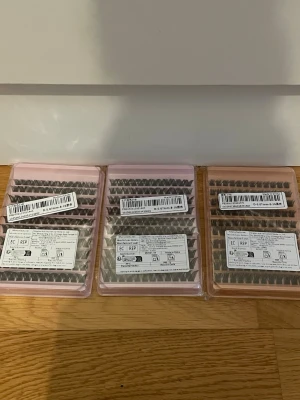 Svarta fransar i mixade längder - 70kr/styck!! Säljer tre askar med svarta ögonfransar i mixade längder (8-16 mm). Fransarna kommer i rosa plastförpackningar och är tillverkade av syntetmaterial. Perfekta för dig som vill ha fylligare och längre fransar.