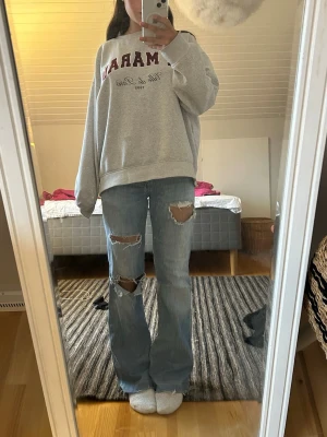 Bootcut jeans med hål - Jätte snygga jeans från lee, gjort hålen själv💞 midjemått : 37, passar nån ca 160