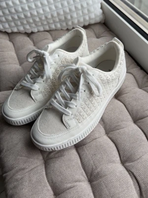 Vita sneakers från Chaus - Super söta sommarskor med söta små detaljer. Storlek 38, sann i storlek