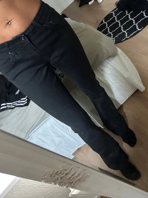 Svarta low waisted bootcut jeans  - Säljer ett par svarta low waisted bootcut jeans från Crocker jeans. Är något urtvättade. Strl W28 L33