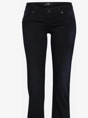 Mörkblå bootcut jeans från LTB - Snygga nattblå bootcut jeans från LTB med klassisk femficksdesign och bälteshällor. Jeansen har en något utsvängd passform nedtill och är tillverkade i ett mjukt denimtyg som sitter skönt. Perfekta till en avslappnad stil.