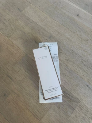 Rituals Namaste Cleansing Foam - Ritual of Namaste Purify velvety smooth cleansing foam med moringa och lotusblomma. Kommer i en elegant vit tub med silverfärgat lock och matchande förpackning. Perfekt för dig som vill ha en lyxig rengöring i din hudvårdsrutin. Oanvänd då jag köpte som present men tyvärr fel serie för personen🌟